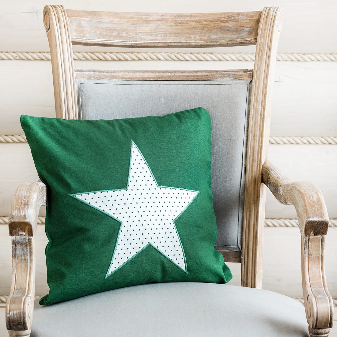 Подробнее о Декоративная подушка Reesa Green Star